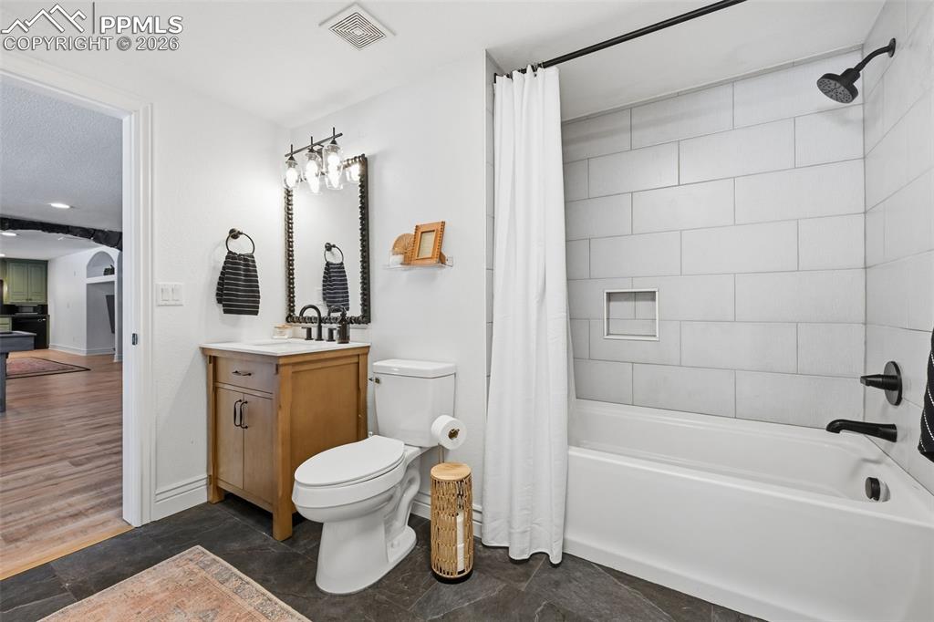 Image 34 of 50: Bathroom