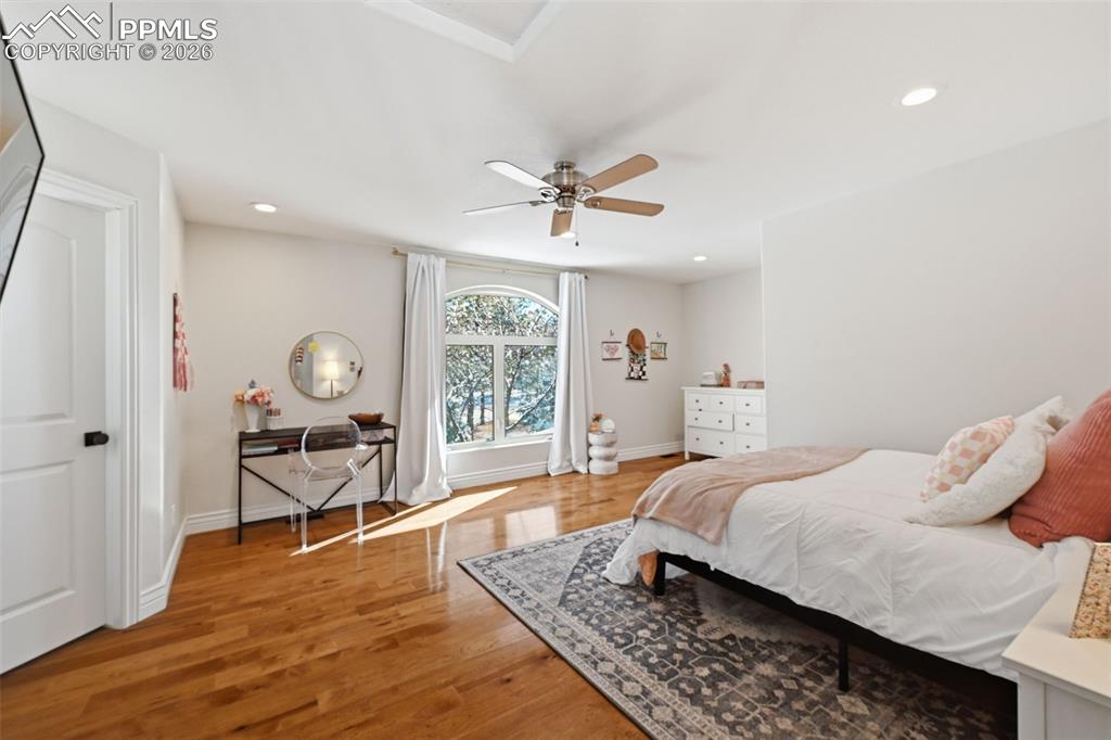 Image 38 of 50: Bedroom