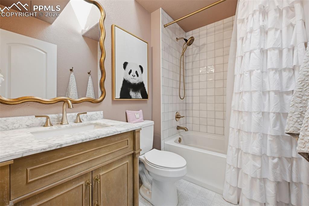 Image 40 of 50: Bathroom