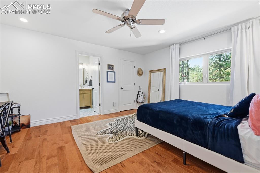 Image 41 of 50: Bedroom