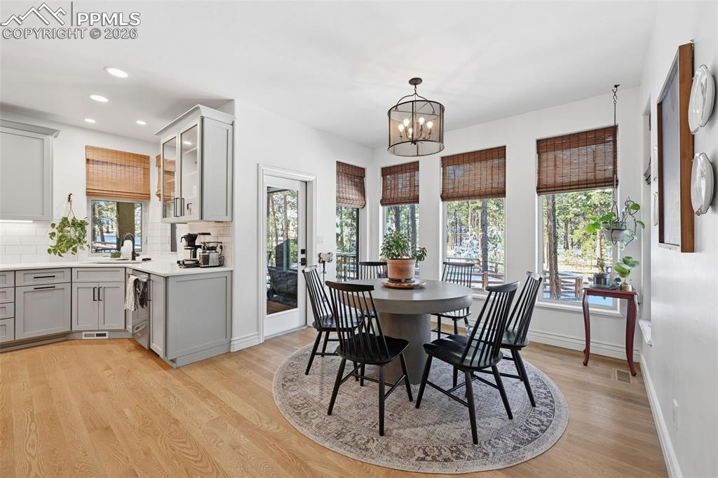 Image 8 of 50: Breakfast Area