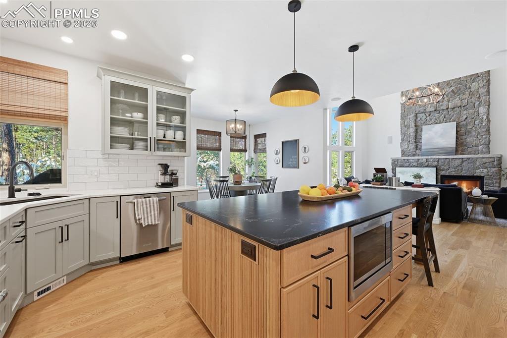 Image 9 of 50: Kitchen