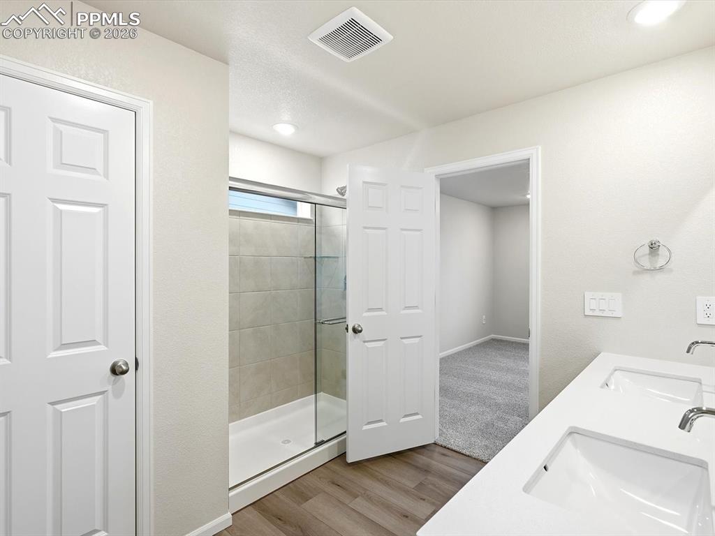 Image 14 of 30: Bathroom