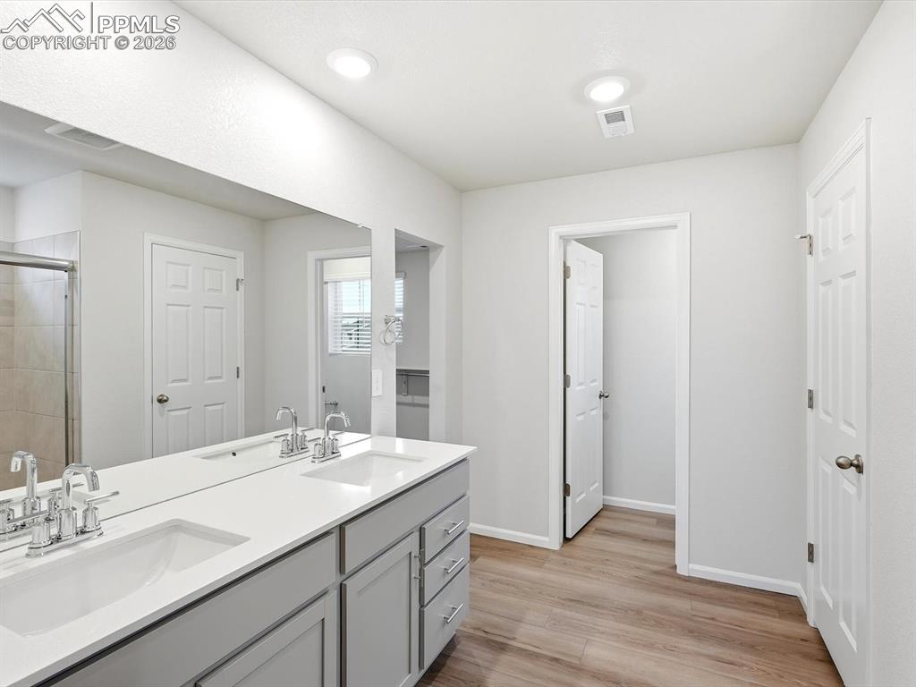 Image 19 of 30: Bathroom