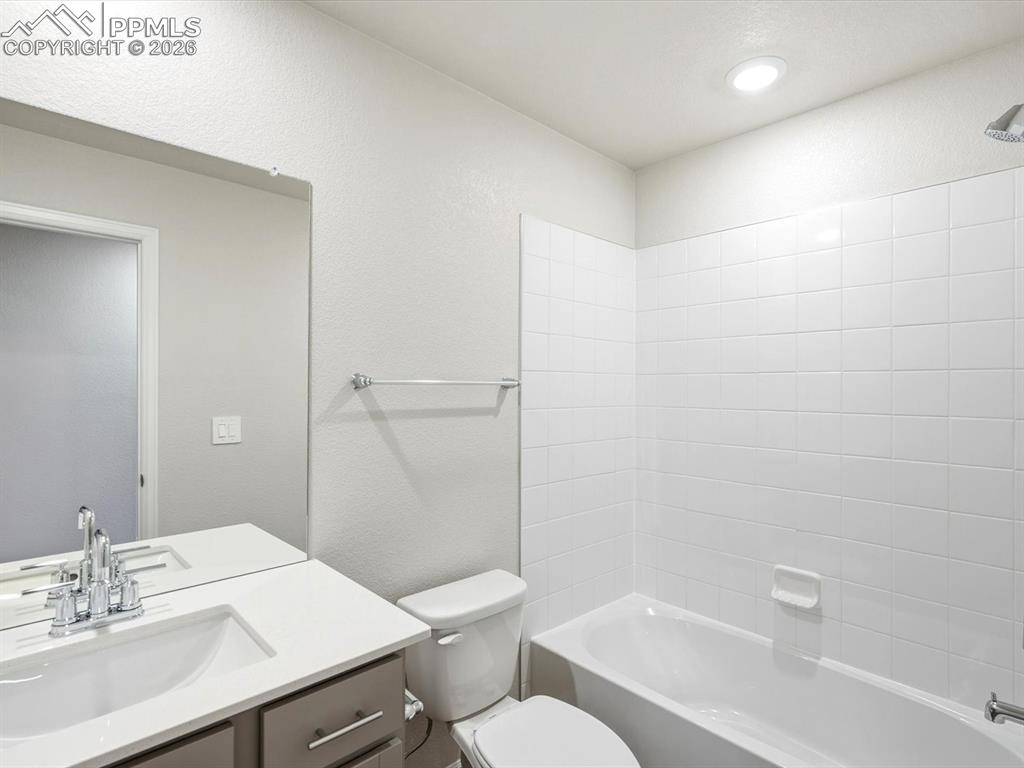 Image 22 of 30: Bathroom