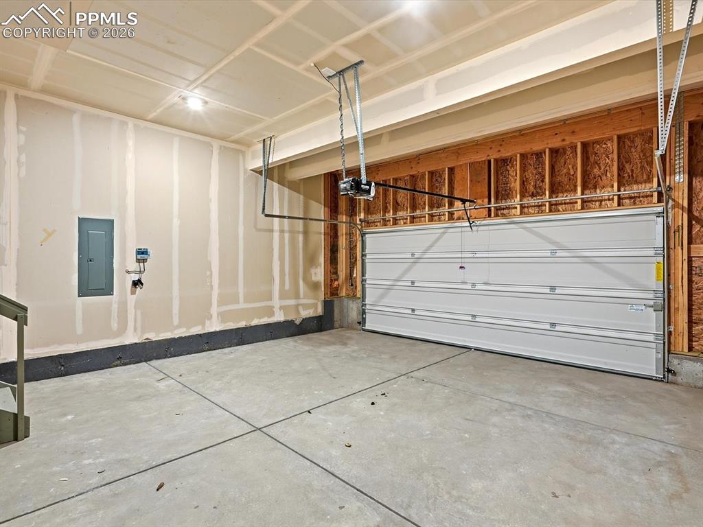 Image 7 of 30: Garage