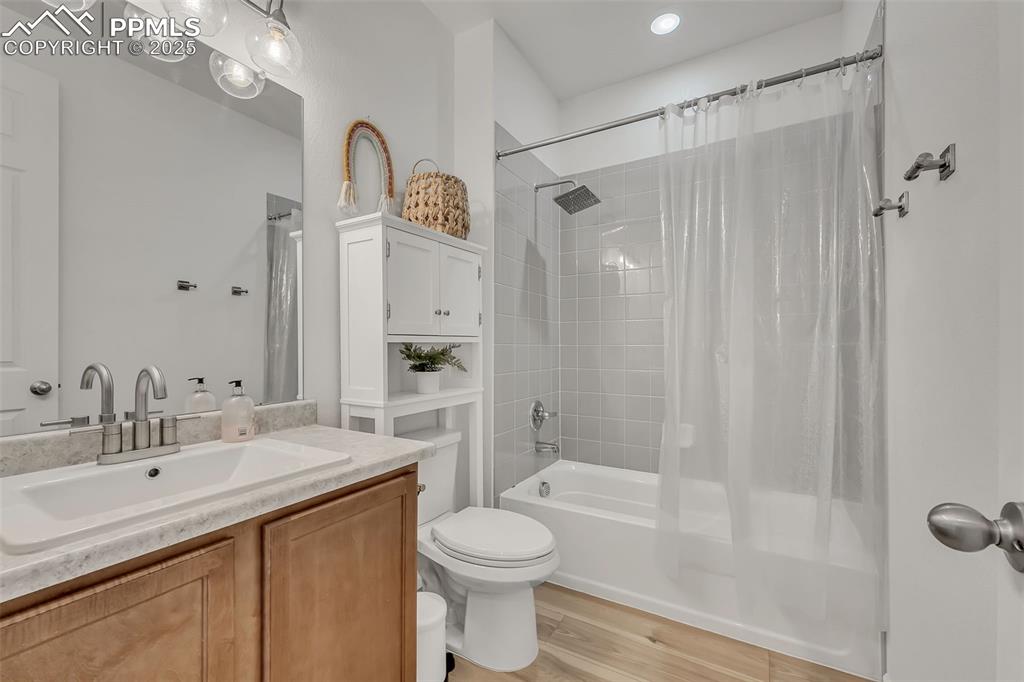 Image 16 of 39: Bathroom