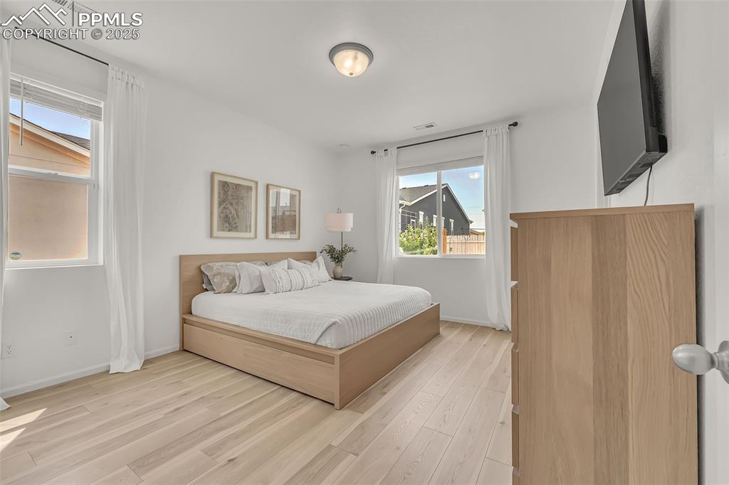 Image 17 of 39: Bedroom