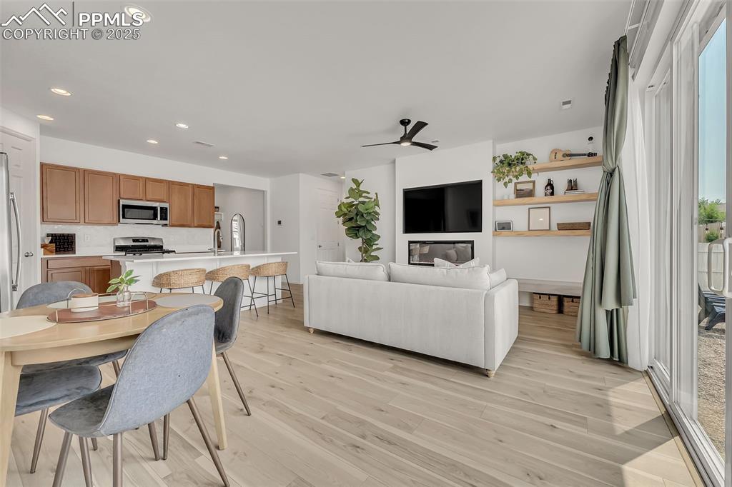 Image 9 of 39: Dining Area