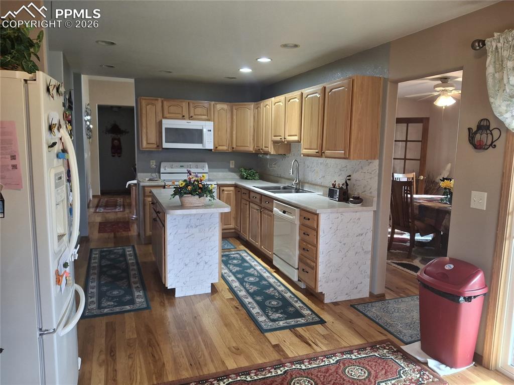 Image 2 of 5: Kitchen