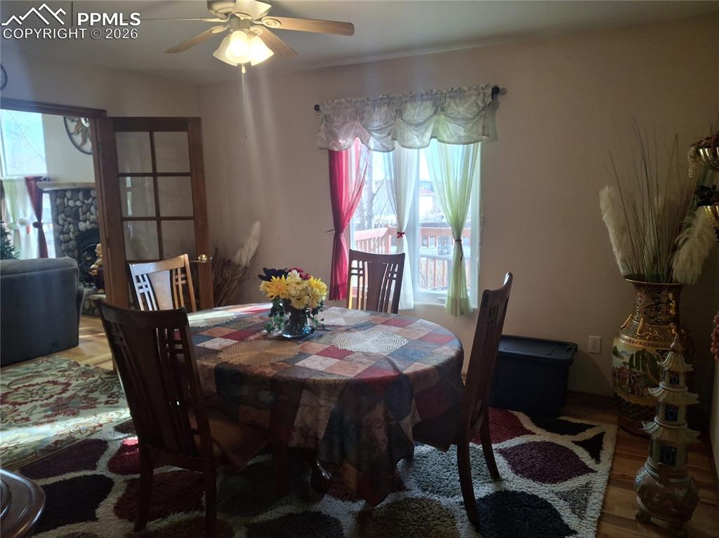 Image 3 of 5: Dining Area