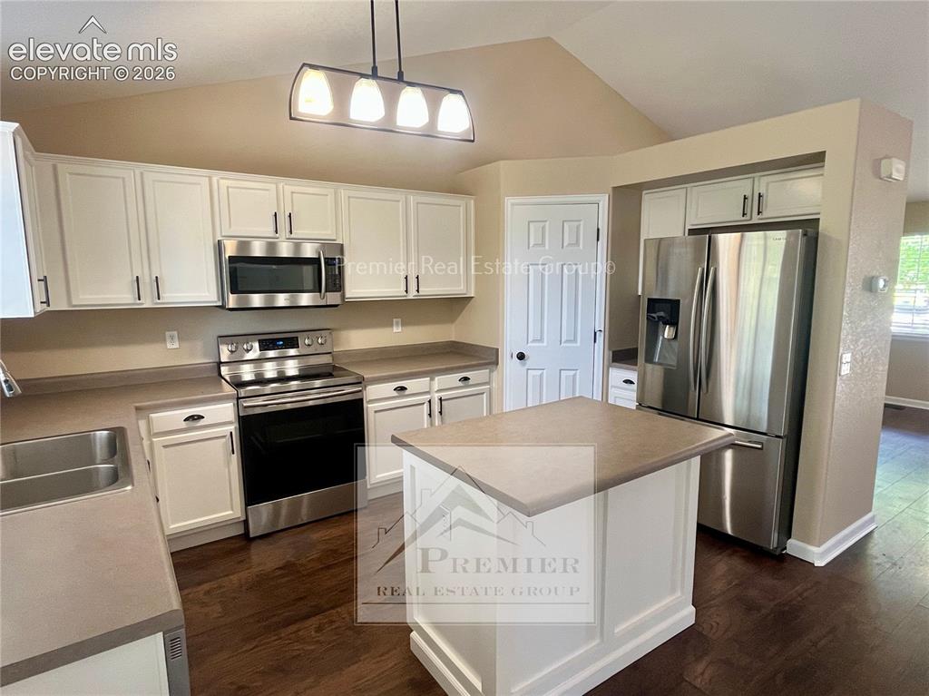 Image 7 of 28: Kitchen