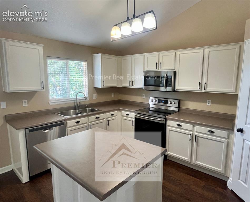 Image 8 of 28: Kitchen