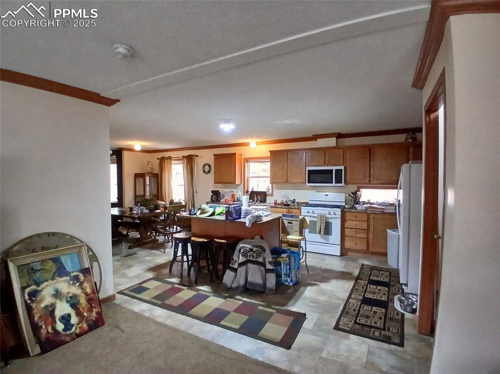 Image 21 of 26: Kitchen