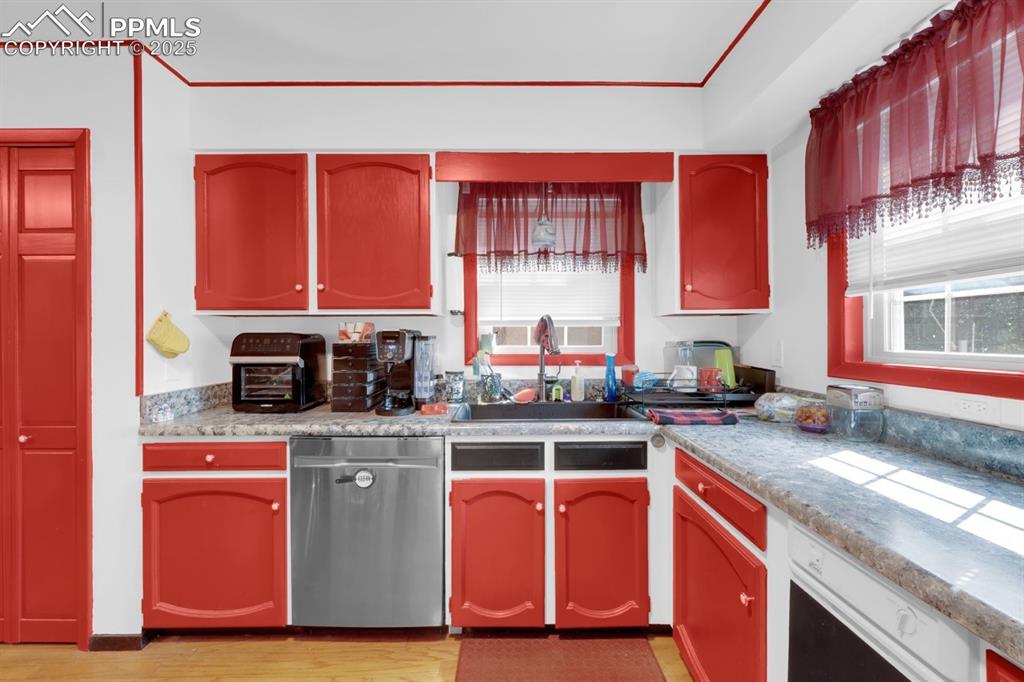 Image 11 of 27: Kitchen with granite countertops