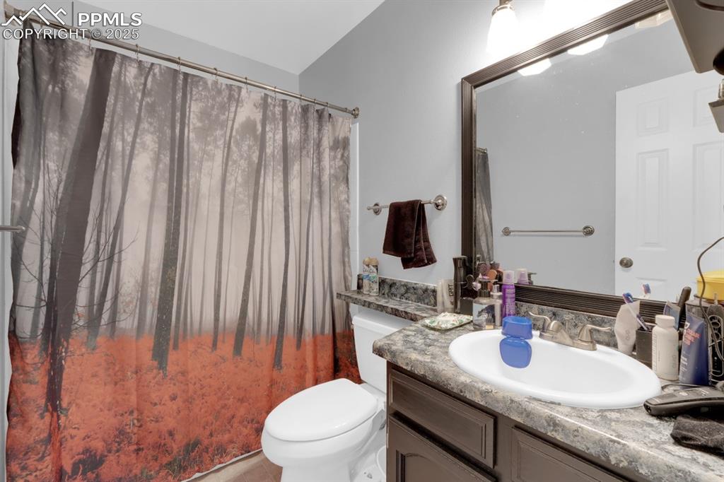 Image 19 of 27: Guest Bathroom