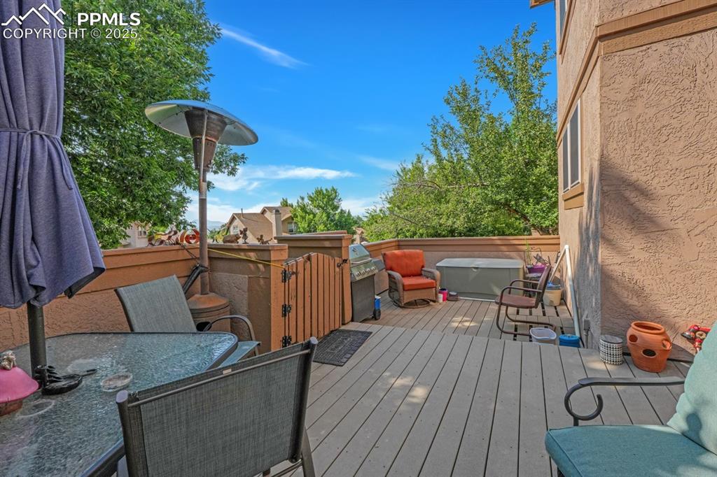 Image 23 of 27: Deck