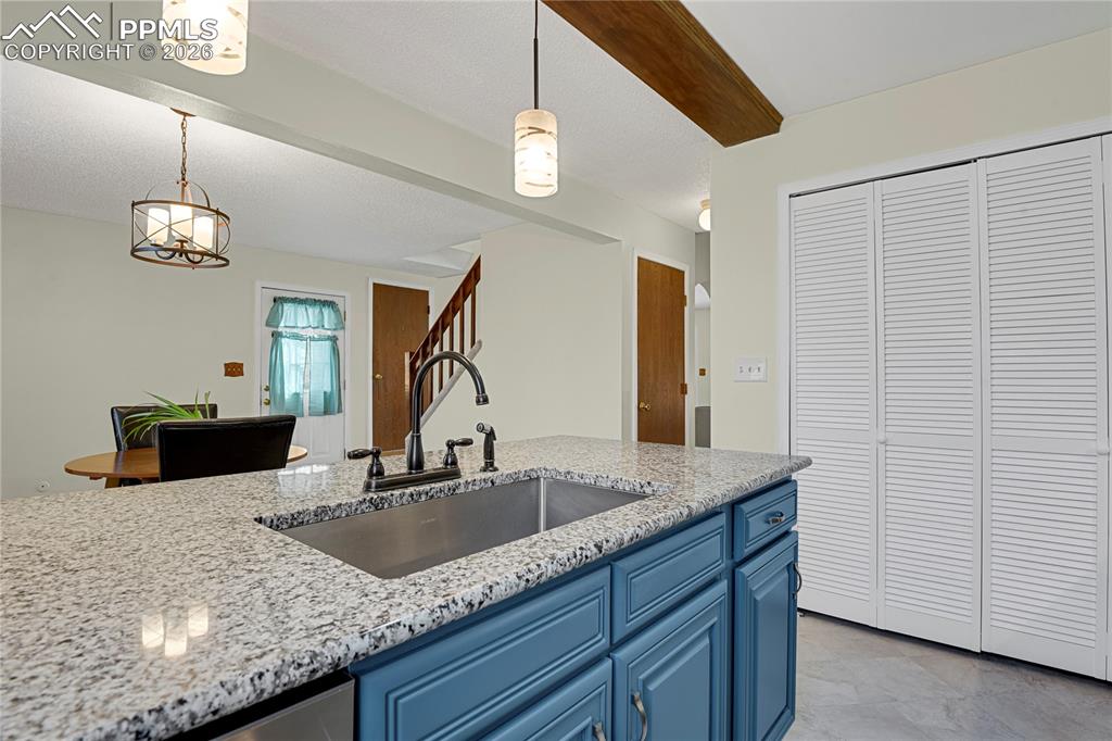 Image 10 of 18: Kitchen