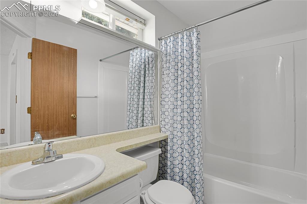 Image 13 of 18: Bathroom