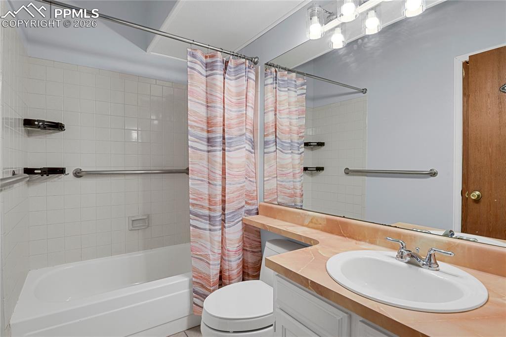 Image 16 of 18: Bathroom