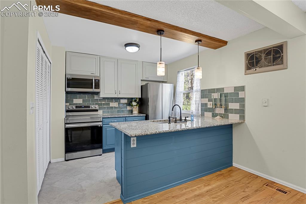 Image 7 of 18: Kitchen