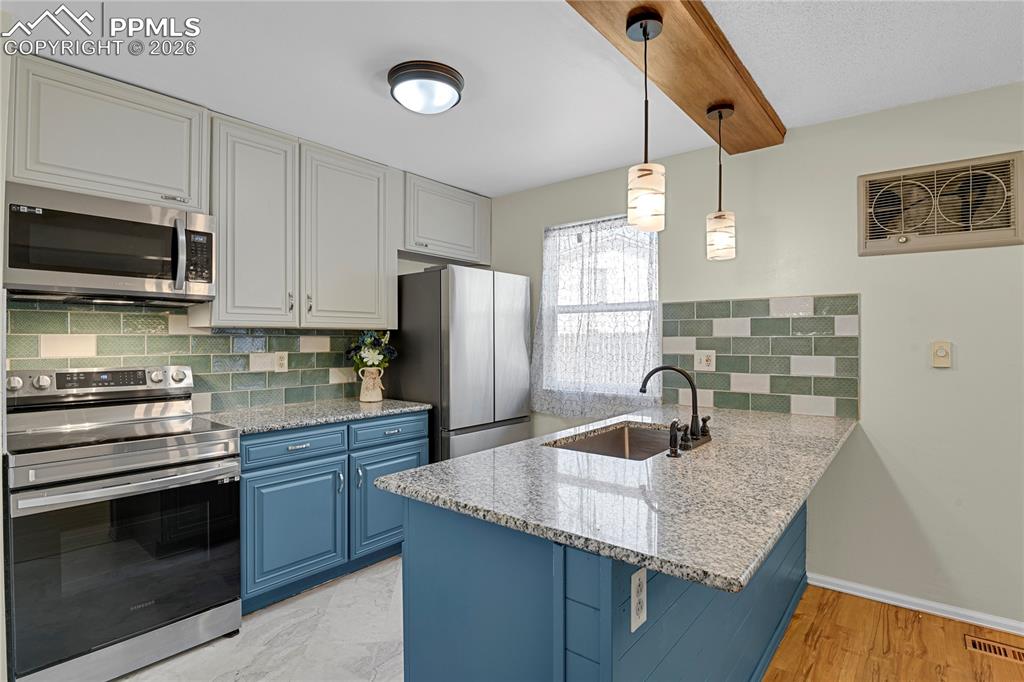 Image 8 of 18: Kitchen