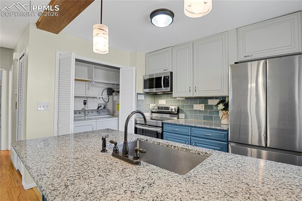 Image 9 of 18: Kitchen