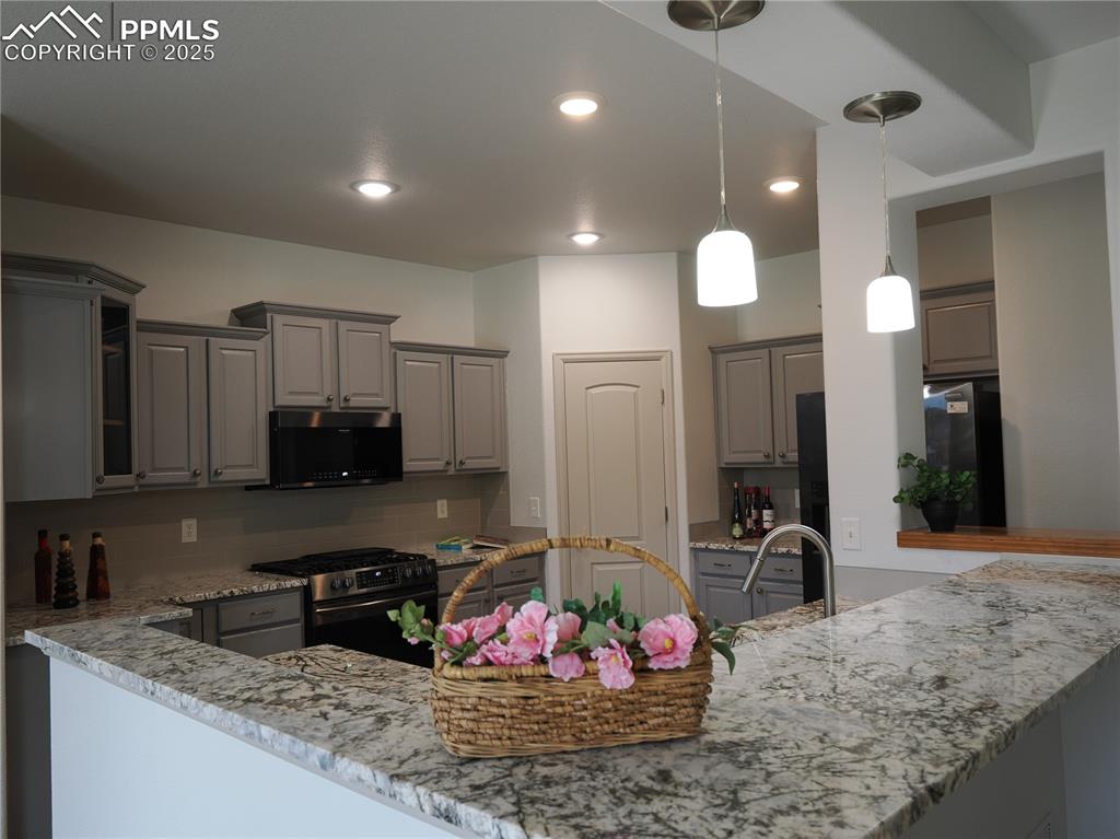 Image 14 of 49: Kitchen