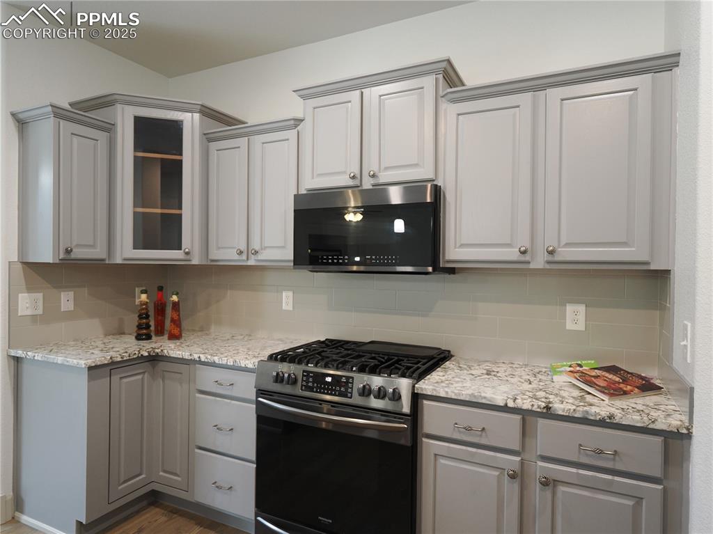 Image 16 of 49: Kitchen