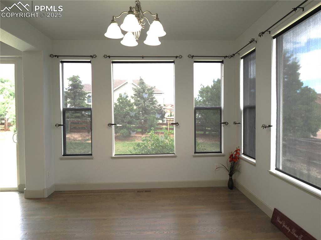 Image 17 of 49: Dining Area