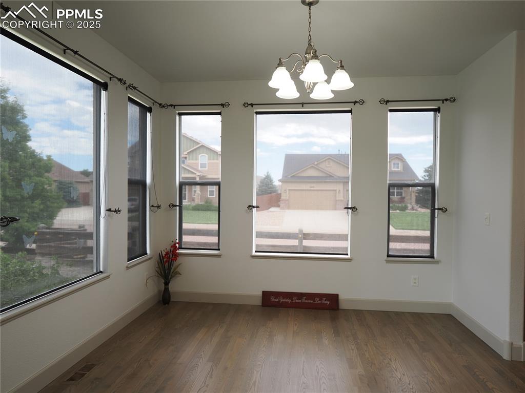 Image 18 of 49: Dining Area