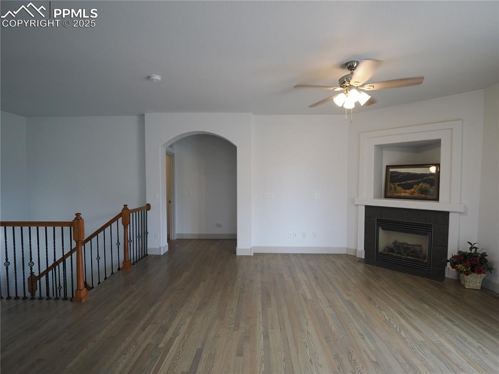 Image 19 of 49: Living Room