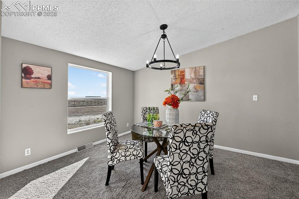 Image 15 of 45: Dining Area