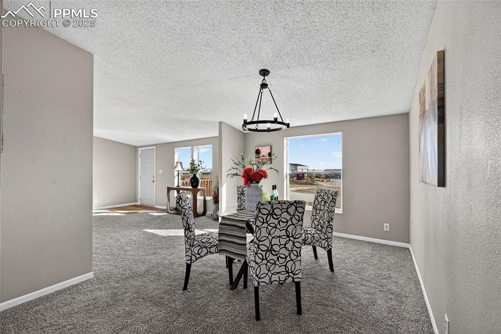 Image 16 of 45: Dining Area