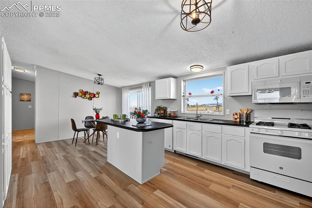 Image 19 of 45: Kitchen