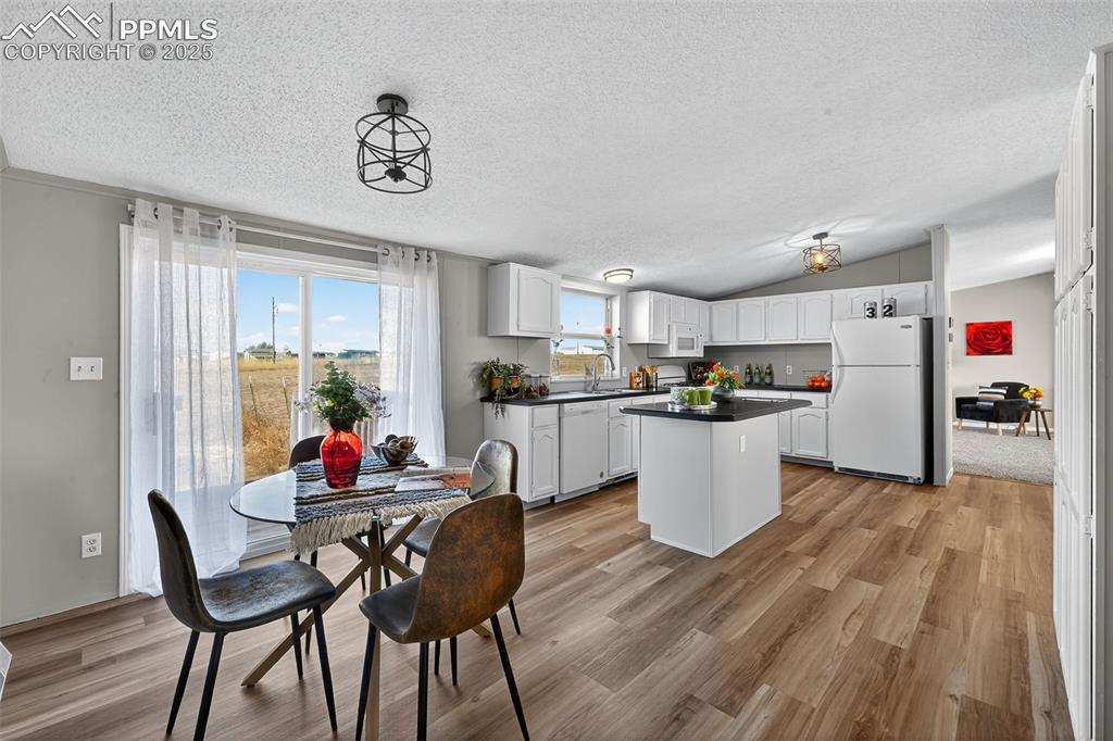 Image 20 of 45: Dining Area