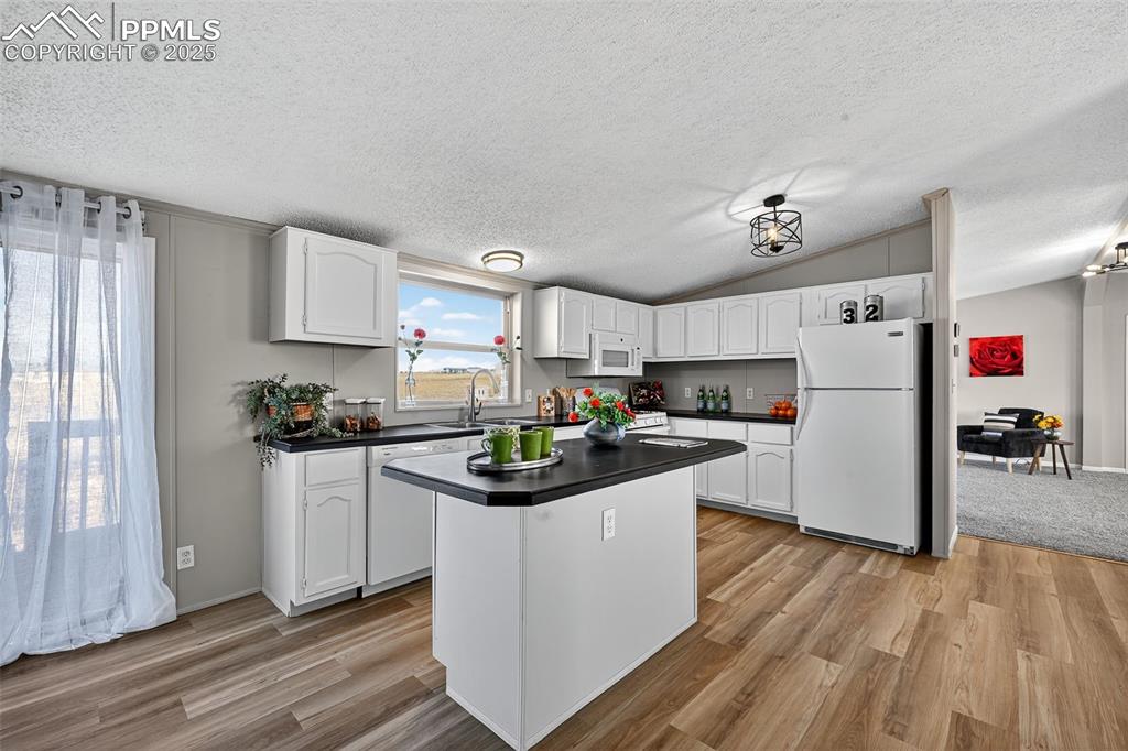 Image 21 of 45: Kitchen