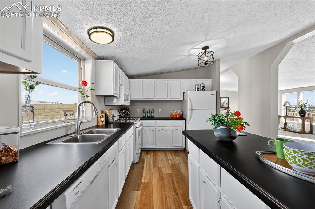 Image 22 of 45: Kitchen