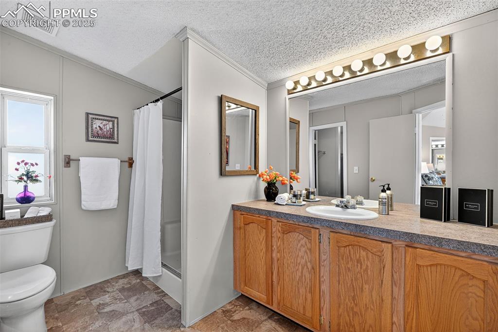 Image 30 of 45: Bathroom