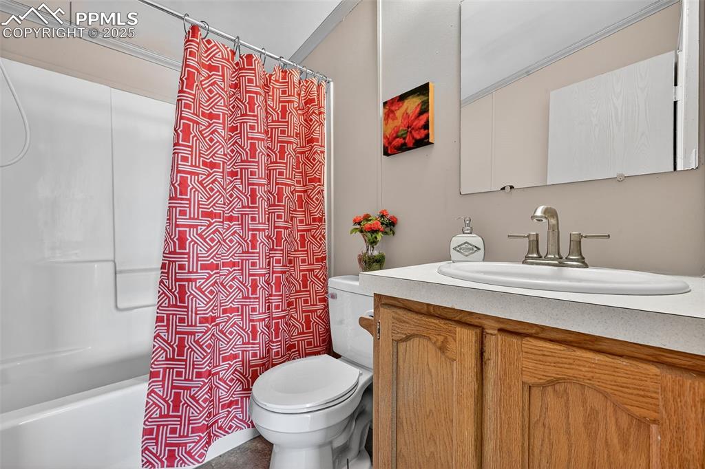 Image 31 of 45: Bathroom