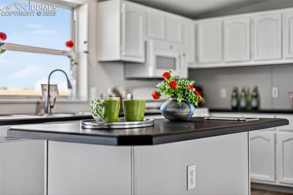 Image 4 of 45: Kitchen