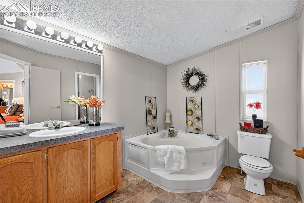 Image 6 of 45: Bathroom