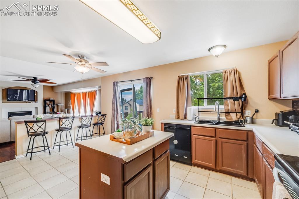 Image 14 of 43: Kitchen