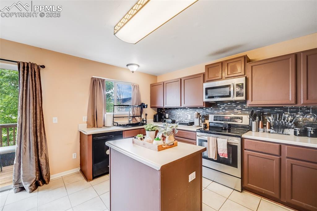 Image 15 of 43: Kitchen