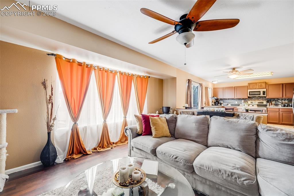Image 18 of 43: Living Room