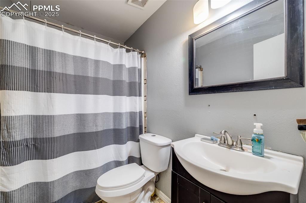 Image 22 of 43: Bathroom