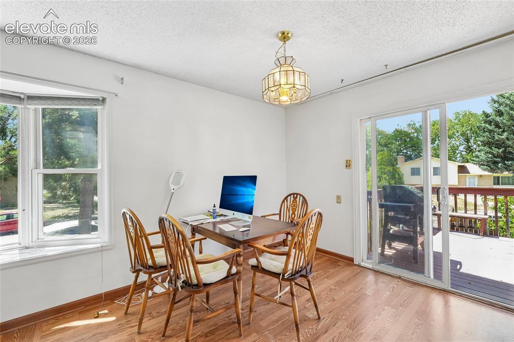 Image 10 of 50: Dining Area