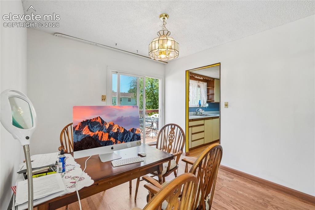 Image 11 of 50: Dining Area