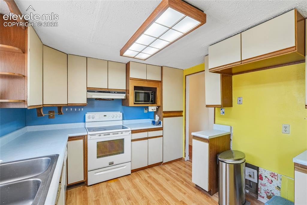 Image 14 of 50: Kitchen