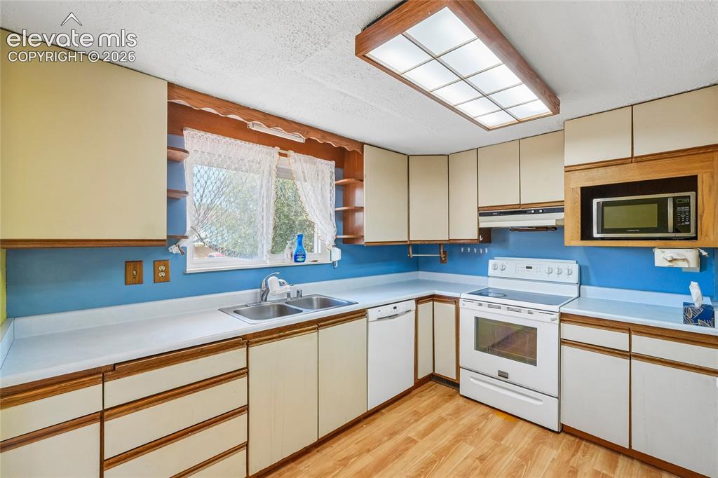Image 15 of 50: Kitchen